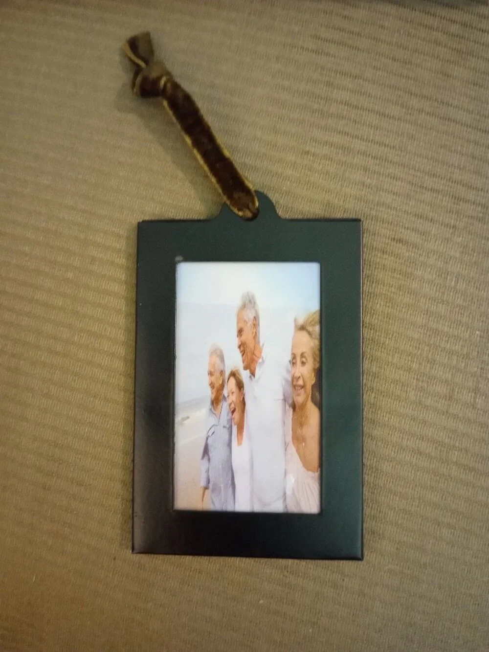 Hanging magnetic picture frames 2
